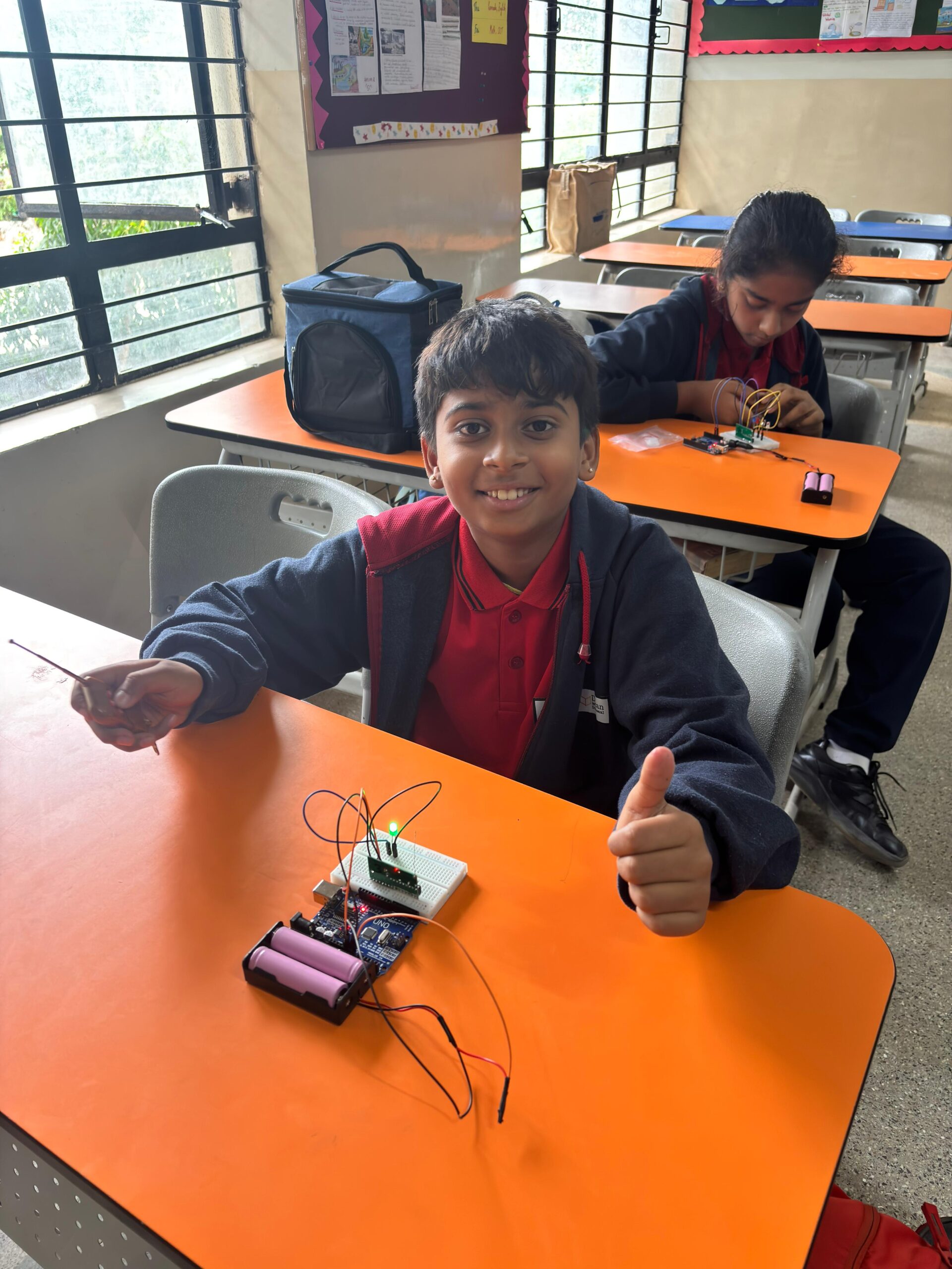 Kids building robots